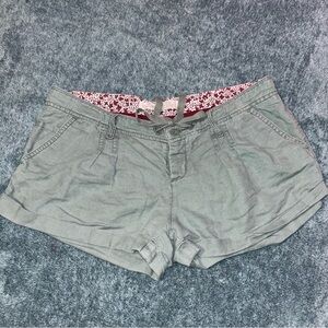 Hollister Pleated Front Cuffed Linen Blend Shorty Shorts in Olive Size 5